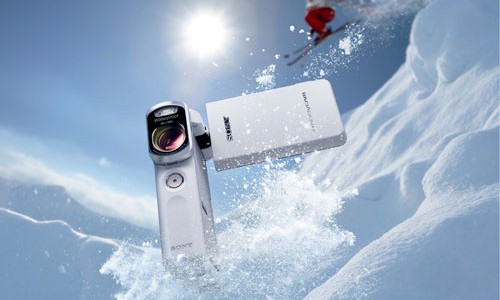 Coming with compact size, 108.5 x 32.5 x 70 mm dimension and 188gr mass, which surely easy to be pocketed and carried, ruggedized body (which stand again shock, up to 1.5m accidental drop, dirt, dust and can be used up to 10m underwater and up to -10C temperature), no doubt...